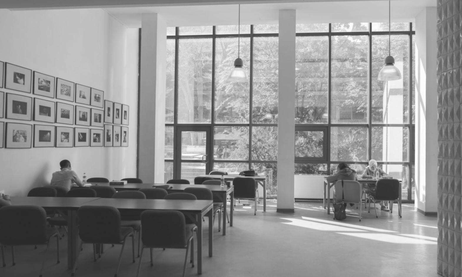 Espace de travail organisé avec documents budgétaires et outils de planification financière