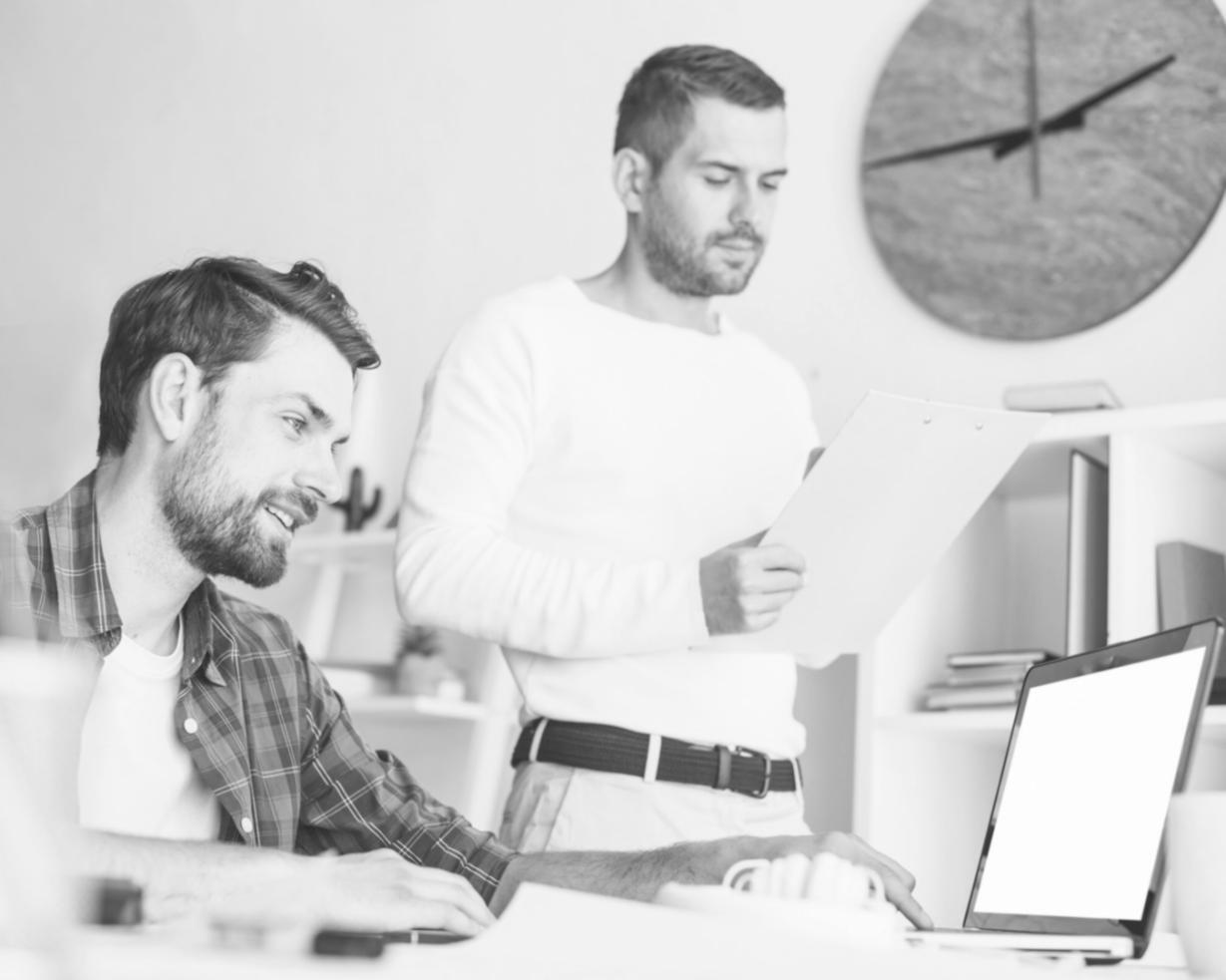 Bureau collaboratif où l'équipe quinarivosex travaille sur des solutions budgétaires innovantes